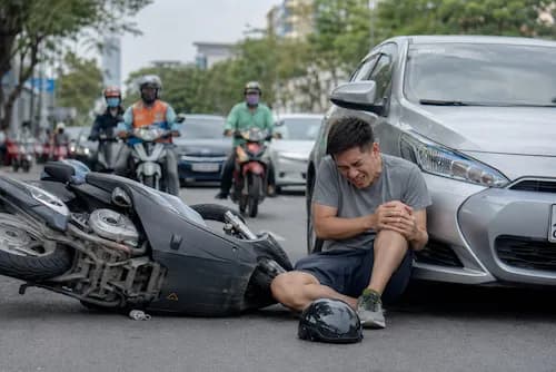 Chấn Thương Đầu Gối Khi Ngã Xe: Dấu Hiệu Nguy Hiểm Và Cách Điều Trị Hiệu Quả