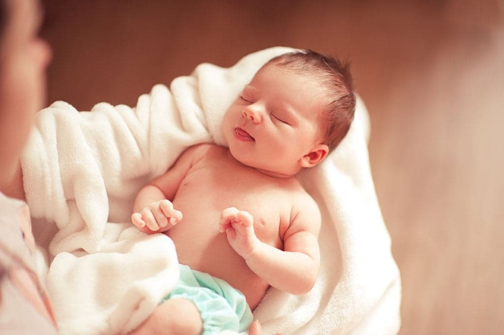 Dấu Hiệu Trẻ Sơ Sinh Bị Gãy Xương Cần Lưu Ý